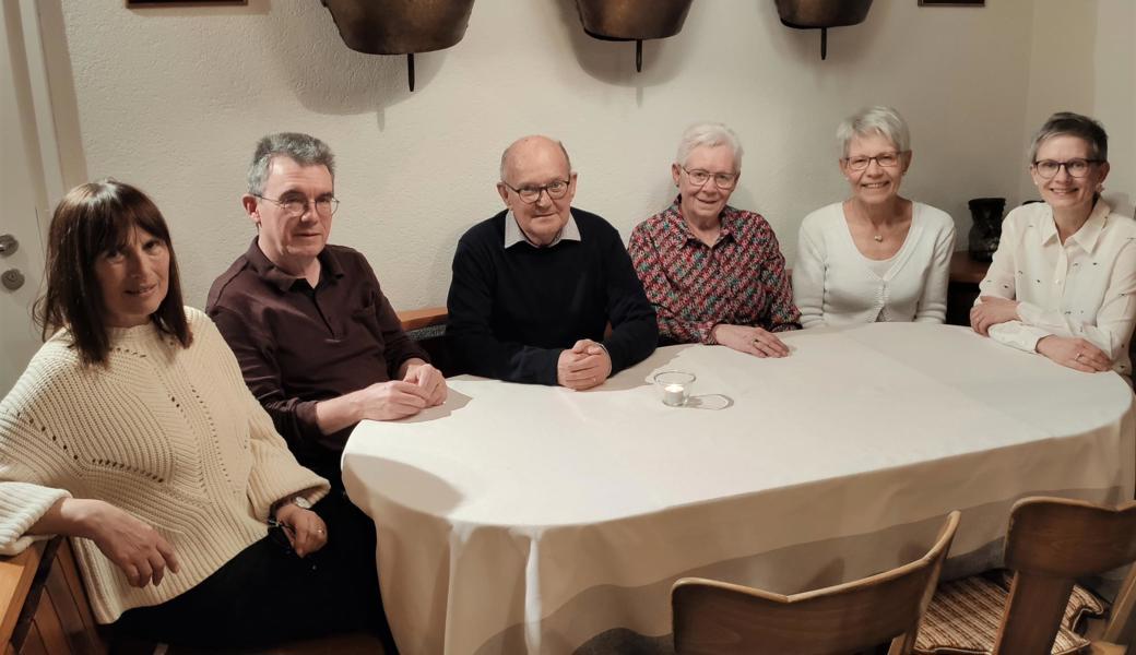 Jubilarinnen und Jubilare, die 215 Chorjahre vereinen (von links): Christel Auer (seit 30 Jahren dabei), Leo Büchel (20), Rolf und Margrit Riedel (beide 60), Monica Zünd (15) und Barbara Koller (30).