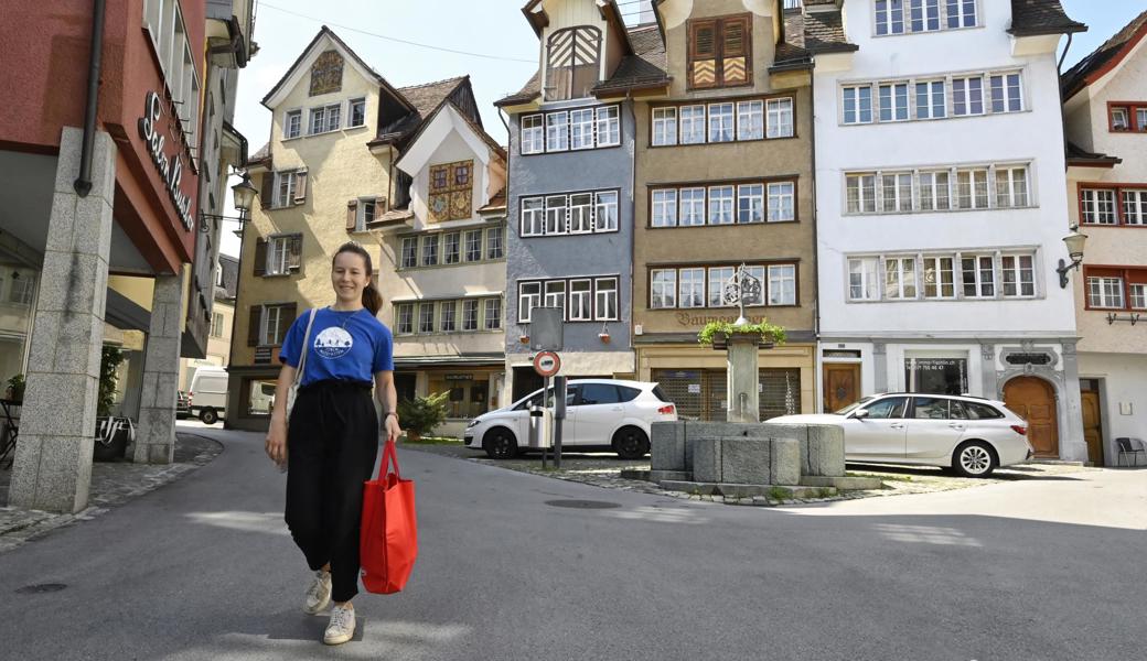 In Altstätten gingen die letzten Wochen Jugendliche der Jungwacht-Blauring-Schar für Senioren einkaufen (hier Scharleiterin Chiara Hasler). Zuletzt gingen die Aufträge aber merklich zurück.