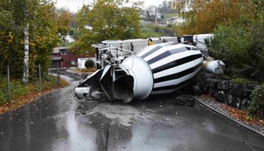 Betonmischer kippt, Strasse gesperrt