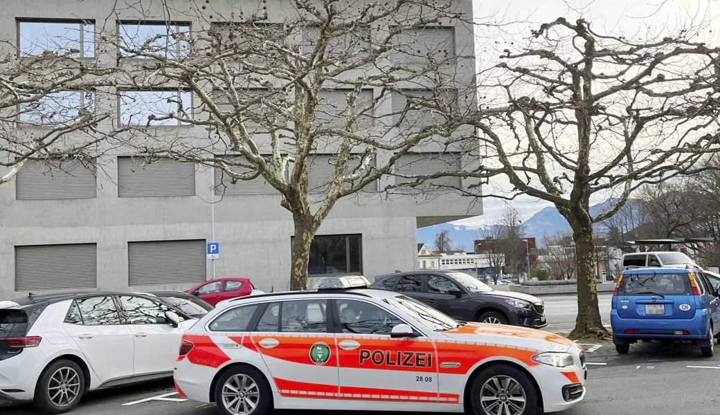 Am Mittwochmorgen dominierte die Polizei das Bild vor dem Berufs- und Weiterbildungszentrum in Altstätten. Die Lernenden wurden nach Hause geschickt und angewiesen, in ihre Betriebe zu gehen.