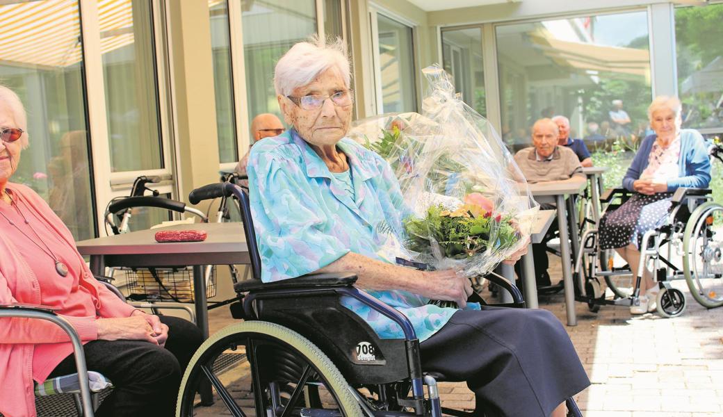 Zum hundertsten Geburtstag bekam Agnes Zingerli gleich drei Blumensträusse geschenkt. 