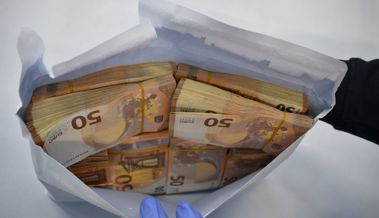 Über 350'000 Euro: Zöllner erwischen Mann mit haufenweise Geld im Rucksack