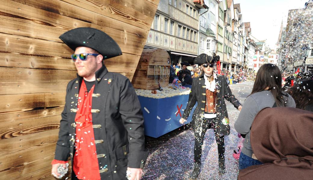 Die Partywölfe Rheintal fuhren diese Fasnacht mit einem Piratenschiff an den Umzügen auf, hier in Altstätten.