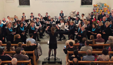 Einstimmung auf Weihnachten mit Chor und Musikverein