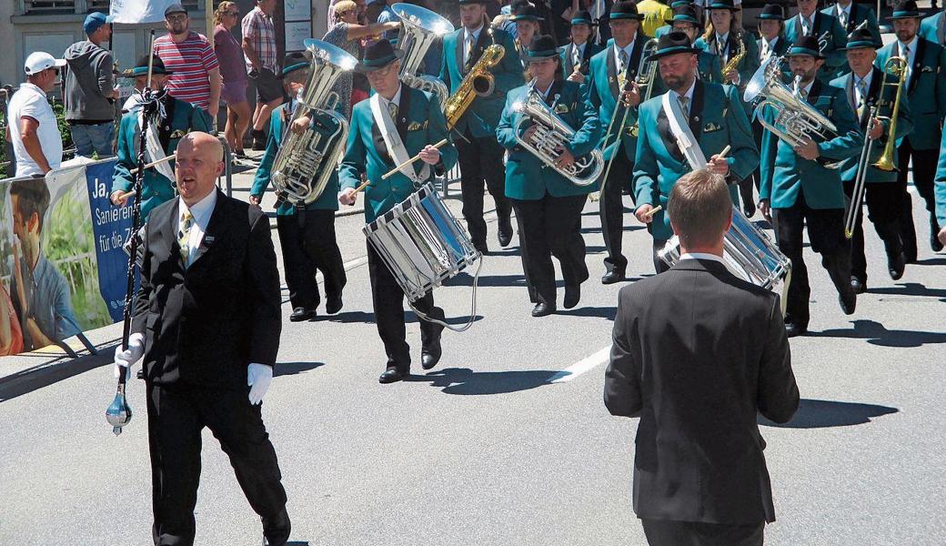 Schmissige Marschmusik, dargeboten von der Musikgesellschaft Oberegg. 