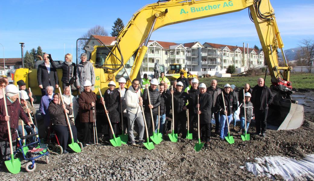 Nach dem Umzug ins neue Gebäude wird das heutige Haus (im Hintergrund) zurück- und umgebaut. Im Sommer 2023 soll die ganze Anlage in Betrieb sein. 