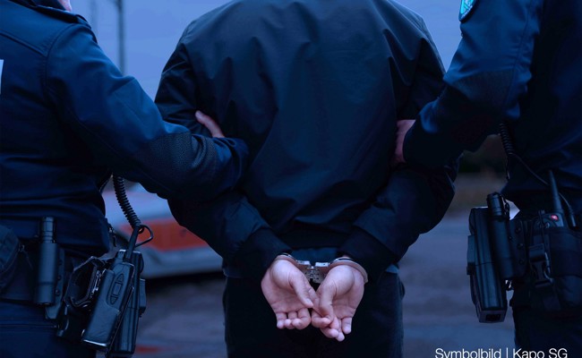 Scheibe eingeschlagen und auf Sitzplatz herumgeschlichen: Zwei Männer festgenommen