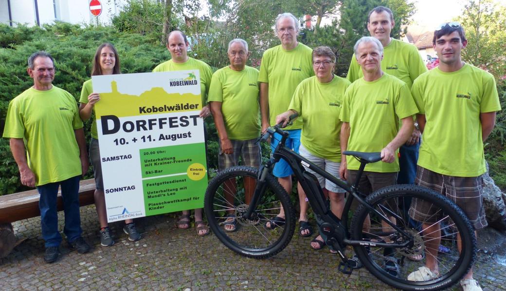 Das OK des Skiclubs Kobelwald freut sich auf ein unvergessliches Fest und präsentiert den Hauptgewinn vom Losverkauf. Auf dem Bild, von links: Werner Schöb, Nadja Lüchinger, Roland Gschwend, Oswald Haltiner, Reto Hengartner, Gabi Dietschi, Jakob Stieger, Roland Canova und Tobias Dietschi.