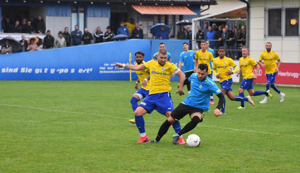 Au-Berneck – angeführt von Captain Mario Zivic, hier gegen Salvatore Forgia – liess gegen St. Margrethen kein Gegentor zu.