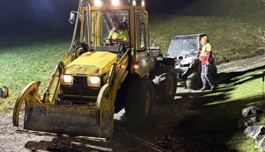 56-jährige Frau verunfallt, Feuerwehr und Forstarbeiter bergen Fahrzeug