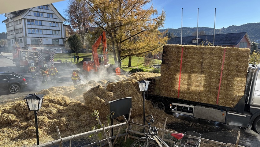 Nach der Fahrt über den Stoss sind Strohballen in Brand geraten