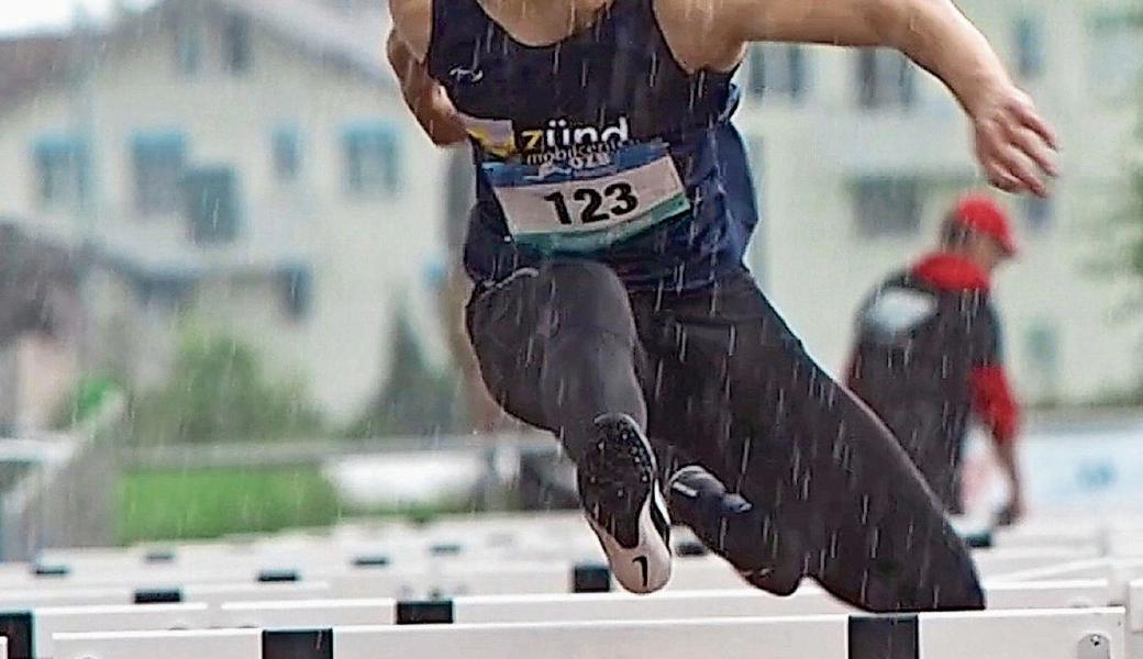 Sandro Graf erzielt bei strömendem Regen eine neue Bestzeit über 100 m Hürden. 