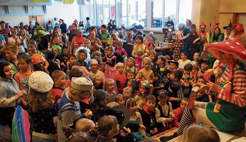 Grosses Gedränge an der Kinderfasnacht im Vereinssaal in Oberegg. 