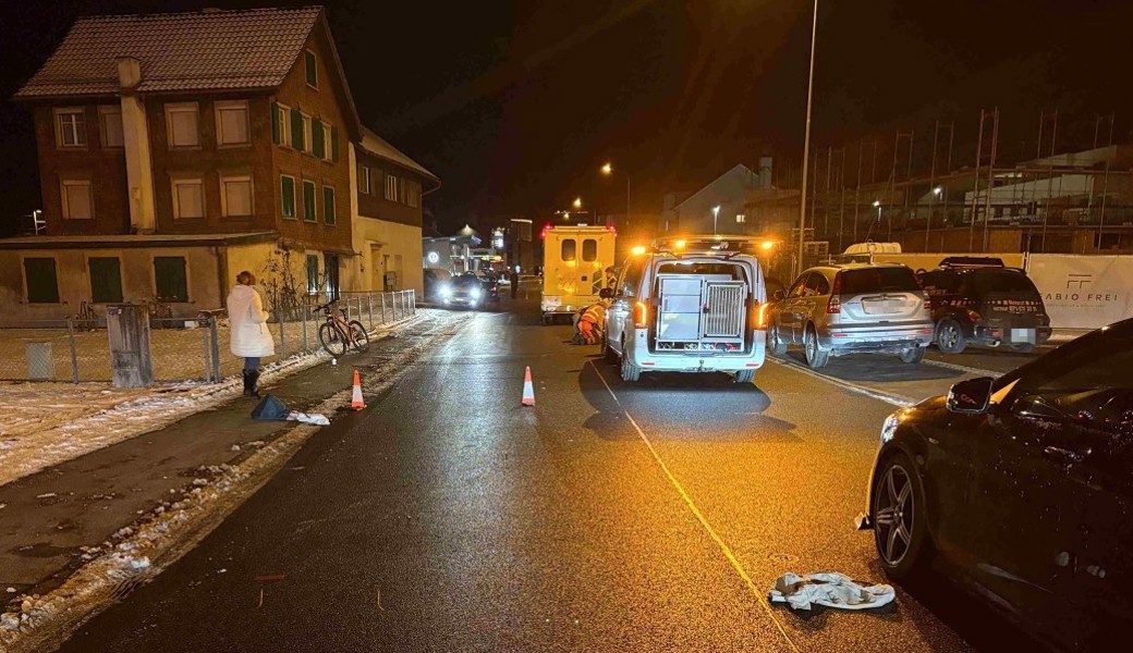 Fussgängerin rennt über die Strasse und wird angefahren – Rega fliegt sie ins Spital
