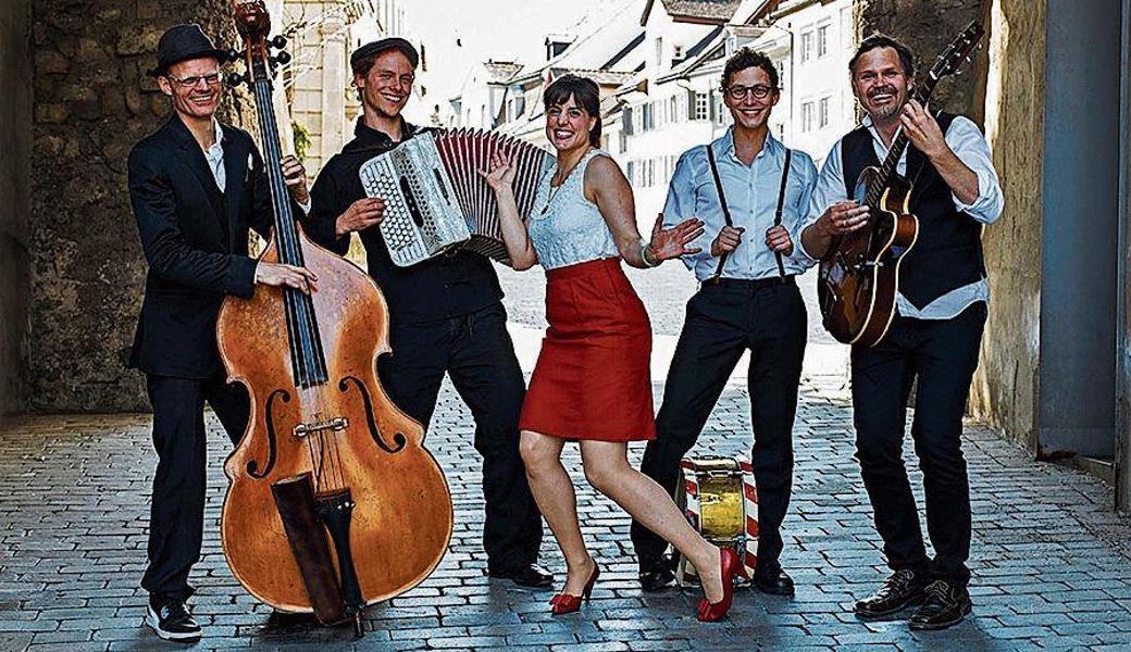 Les Chouettes: Beschwingte Musik am frühen Silvesterabend auf der Bühne Marbach. 