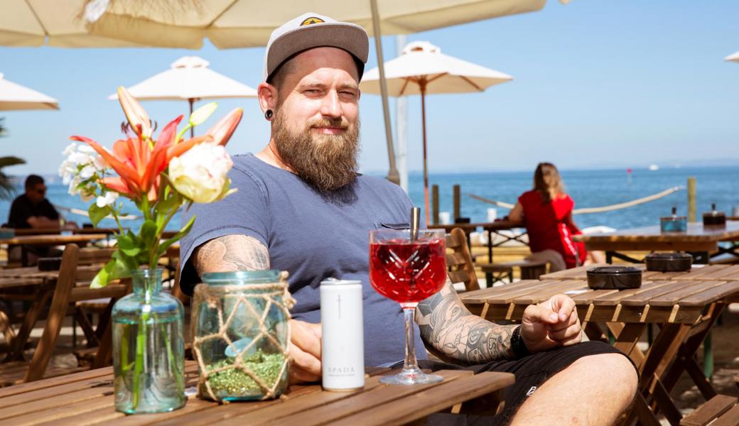 Geschäftsführer Alain Höhener im Garten des Hookipa-Pubs. Die Getränkekarte wurde um ein paar Cocktails erweitert.