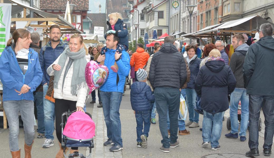 Hier trifft man sich: Martini-Markt in Rheineck.