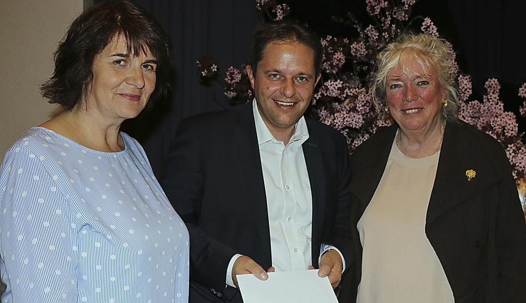 Präsident Patrick Dürr dankt den beiden Referentinnen vom Hospiz-Dienst Rheintal, Präsidentin Jutta Cobbioni (r.) und Geschäftsstellenleiterin Erika Ulmann, für die interessanten Informationen.