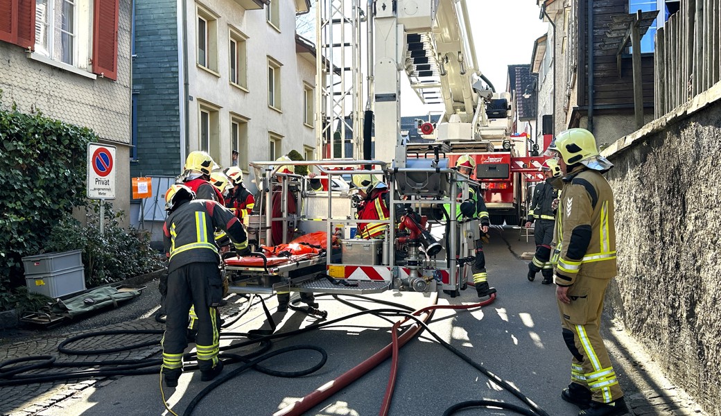 Die engen Platzverhältnisse an der Kugelgasse stellten für die Personenrettung eine zusätzliche Herausforderung dar. 