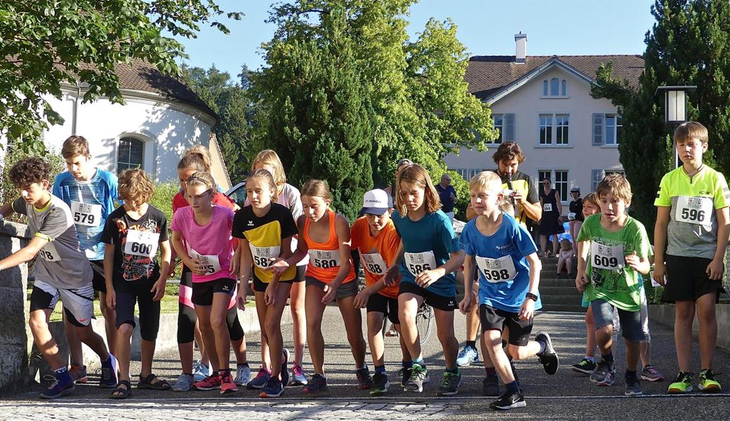 Die Schüler laufen auf ihrer Reise durch die Bernecker Strassen und Gassen über 1300 Meter.