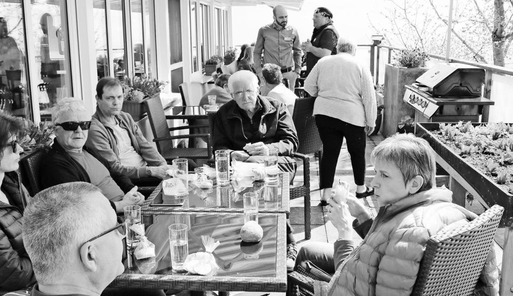 Viele Gäste genossen das Frühlingsfest des Tertianum Sonnenschein dort, wo sie die meisten Sonnenstrahlen abbekamen: auf der wunderschönen «Sonnenschein»-Sonnenterrasse. Bild: pd