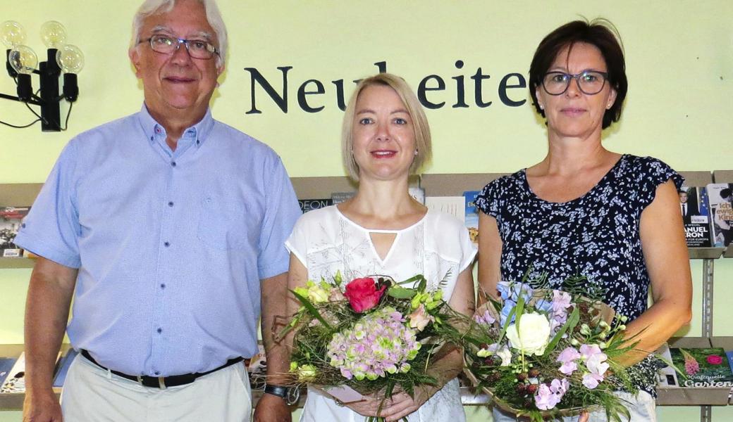 Hans-Peter Enderli, Präsident der Bibliothek Reburg, verabschiedet Barbara Gerber (rechts) und begrüsst Manuela Schöbi (Mitte) als Leiterin der Bibliothek.