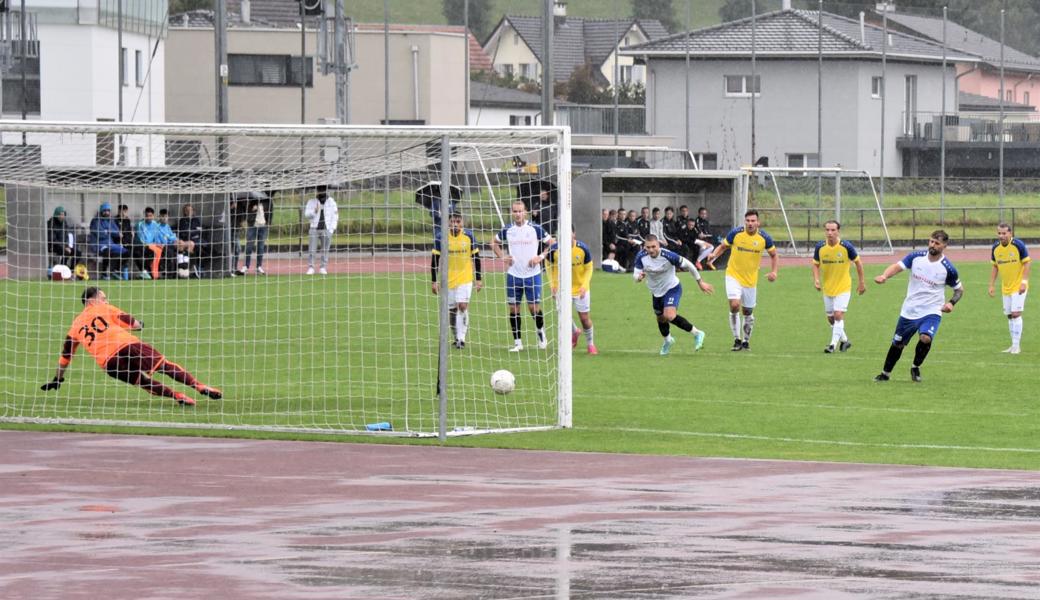 Hier trifft St.Margrethens Besart Shoshi in der 10. Minute zum 2:0 für seine Mannschaft gegen Au-Berneck.