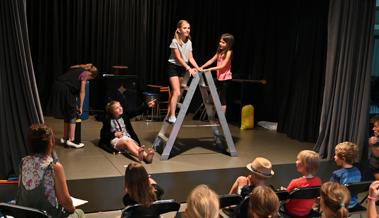 Kinder machen einen Zirkus im Diogenes-Theater