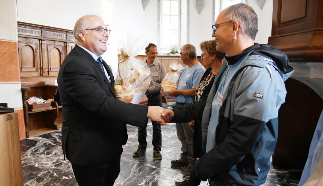 Michael Berger (links), Präsident der Kirchenvorsteherschaft, bedankte sich bei den Mitgliedern der Baukommission für deren Arbeit.