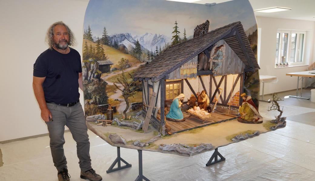 Peter Riml gestaltete das Gemälde so, dass Krippe und Hintergrund eine Einheit bilden. 
