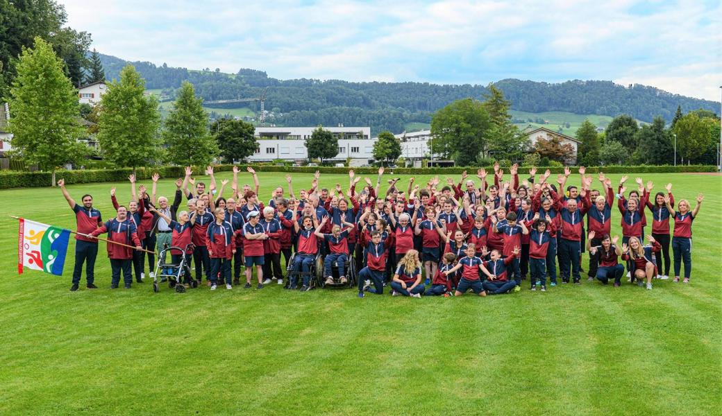 Die Mitglieder der Trainingsgruppen von PluSport Behindertensport Rheintal freuen sich über ihre neuen Trainingsanzüge im Retro-Style.