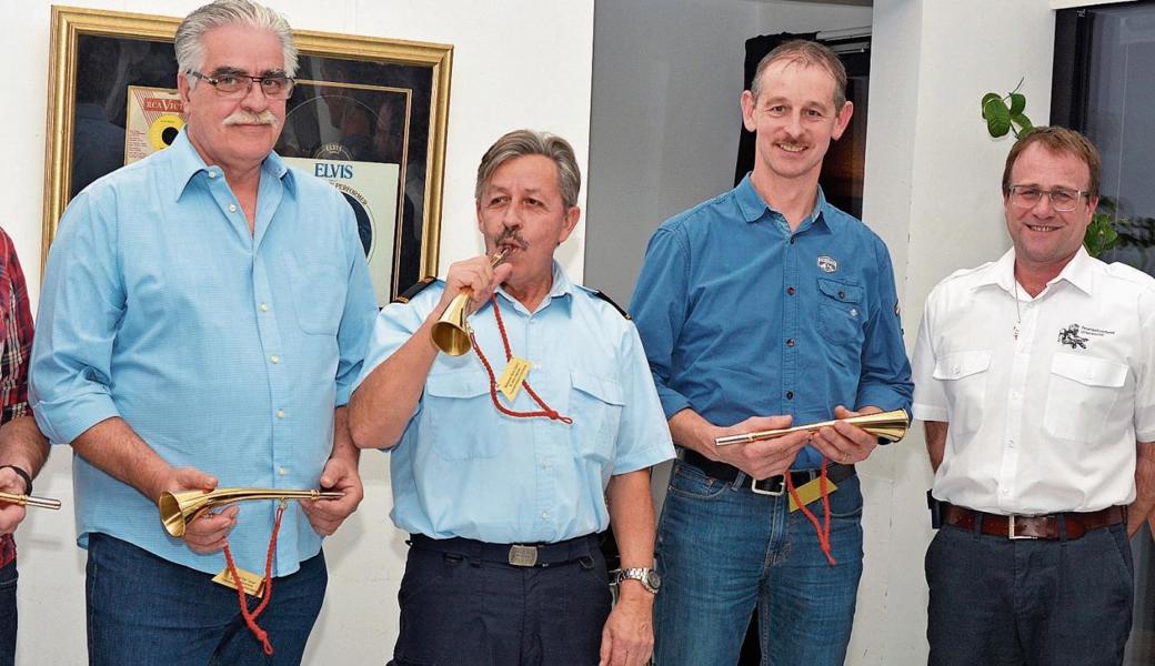 Neu ins goldene Feuerwehrhorn stossen können die Geehrten (von links) Markus Baumgartner (26 Jahre), Rolf Tanner (30 Jahre), Martin Schürch (36 Jahre) und Bruno Troxler (25 Jahre). Von rechts: Vorstandsmitglied Marco Köppel und Verbandspräsident Markus Köppel.