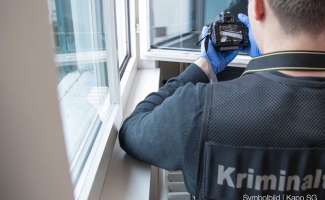 Zwei Einbrüche in einer Nacht: Täter erbeuten Bargeld und mehrere hundert Kleider