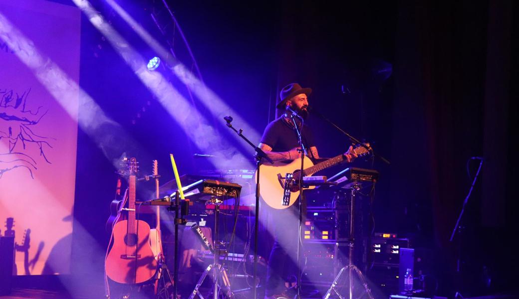 Andy McSean eröffnete das Konzert.