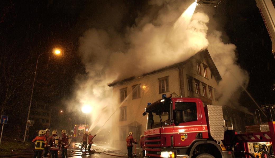 Brand der ehemaligen «Krone» in Altstätten im Dezember 2008: Wer keinen Feuerwehrdienst leistet, ist ersatzpflichtig. Wer mangels Einkommen nicht steuerpflichtig ist, kann aber von der Gemeinde (weiterhin) von der Ersatzabgabe befreit werden.