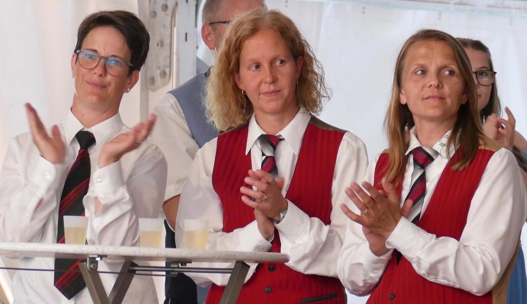 Zehn der zwölf Geehrten (von links) Sybille Baumgartner (Stadtmusik Altstätten), Nicole Diethelm, Katja Schöb (Eichberg), … 