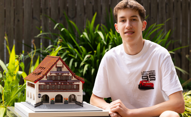 37 Stunden Arbeit: 16-Jähriger baut Bernecks Rathaus mit Lego nach