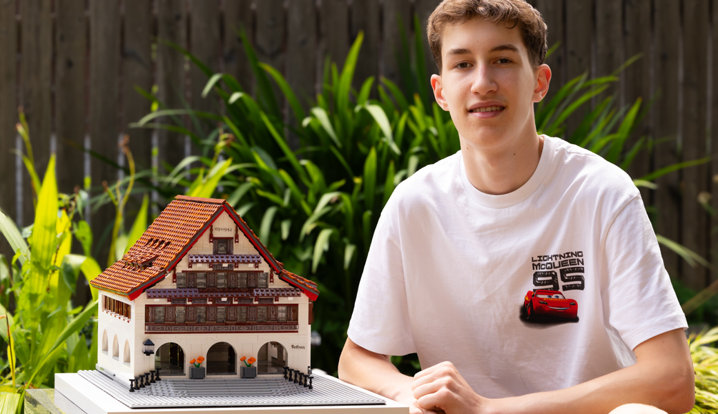 37 Stunden Arbeit: 16-Jähriger baut Bernecks Rathaus mit Lego nach
