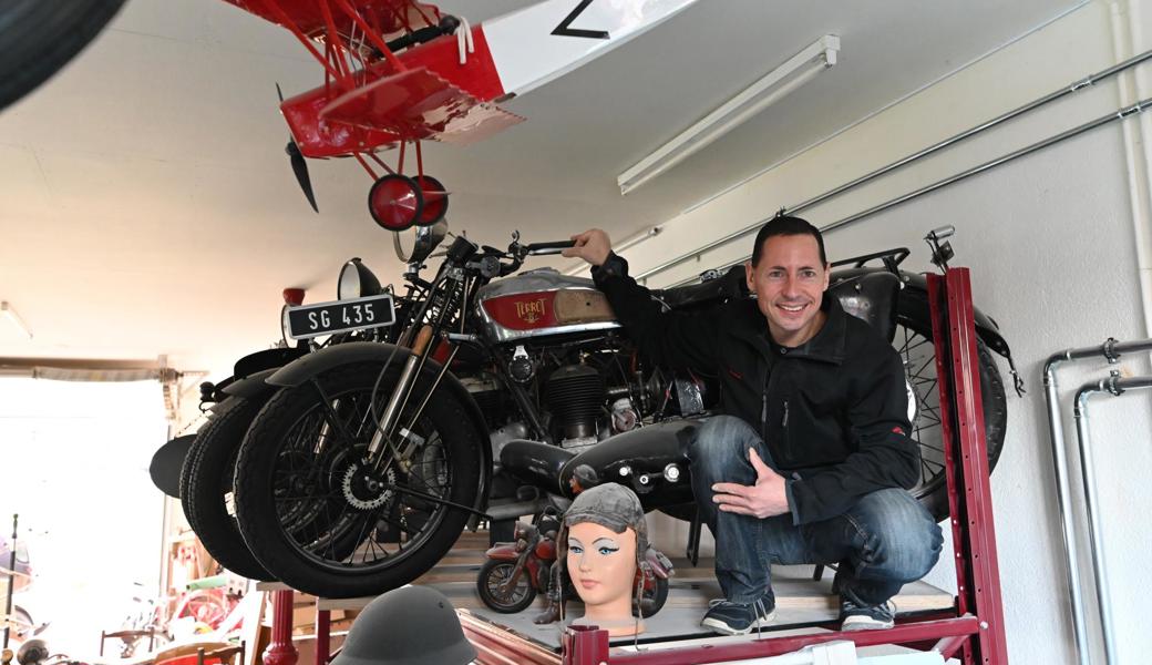Josef Wüst mit einem uralten Töff der Marke Terrot in seinem künftigen Motorradmuseum.