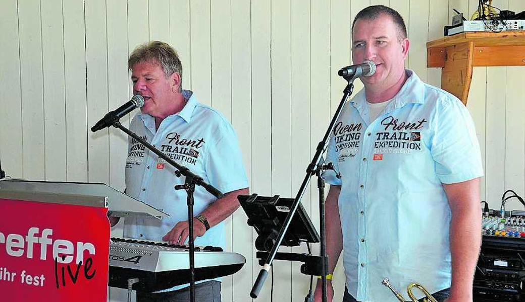 Das Duo Volltreffer stimmt die Nationalhymne an. Dem Gesang der Festgemeinde können Sie lauschen, indem Sie das Bild mit der App Xtend scannen. 