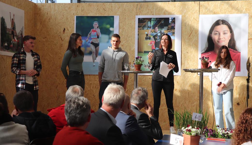 Nicole Harzenmoser unterhielt sich während einer Podiumsdiskussion mit vier Sportlerinnen und Sportlern über die Herausforderungen von Beruf und Sport.