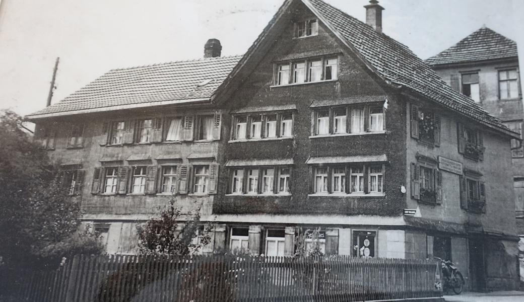 Früher präsentierte sich das mit der Wirtschaft Grütli kombinierte Bäckereigebäude an der Hauptstrasse als bescheidenes Haus mit kleinen Schaufenstern im Erdgeschoss.