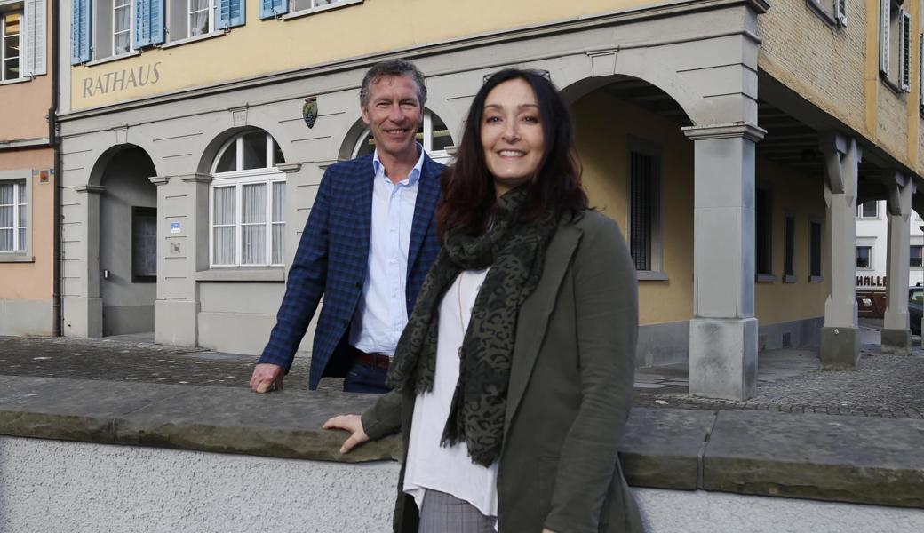 Gute Laune bei Schulratspräsidentin Miriam Salvisberg und Gemeindepräsident Felix Wüst: Die Gemeinde Thal steht finanziell äusserst gut da und der Steuerfuss soll erneut sinken.