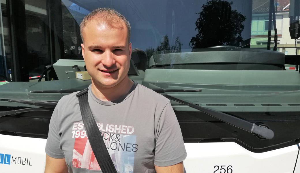 Renato Steccanella aus  Walenstadt nutzte die Gelegenheit, unter Anleitung eines Fahrlehrers einige Meter mit einem Bus zu fahren. 