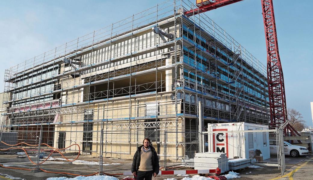 Bernhard Vonier vor der Museumsbaustelle. Am oberen Teil der Fassade sind bereits die Halterungen für die Hebebühne zu sehen, die künftig Flugzeuge in die oberen Stockwerke hievt.