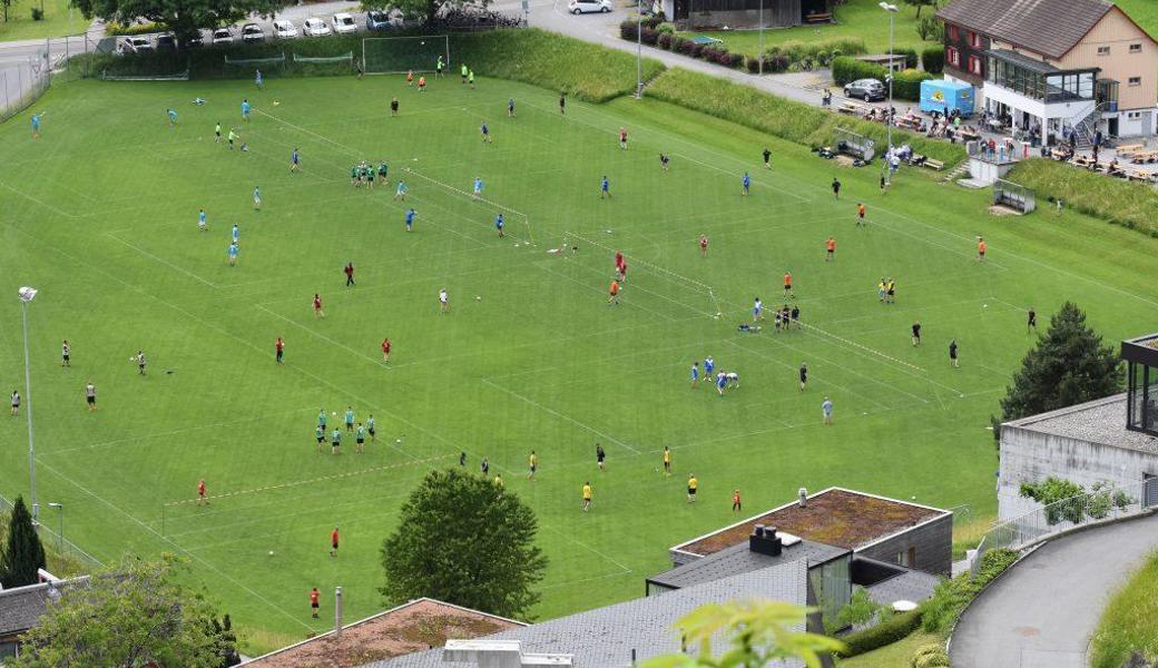 Reges Treiben auf dem Sportplatz Oberdorf.