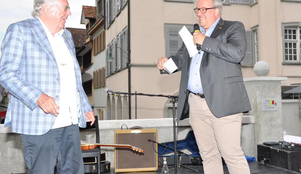 Stiftungsratspräsident Max Grazzi (links) überreichte Stadtpräsident Ruedi Mattle den Check.