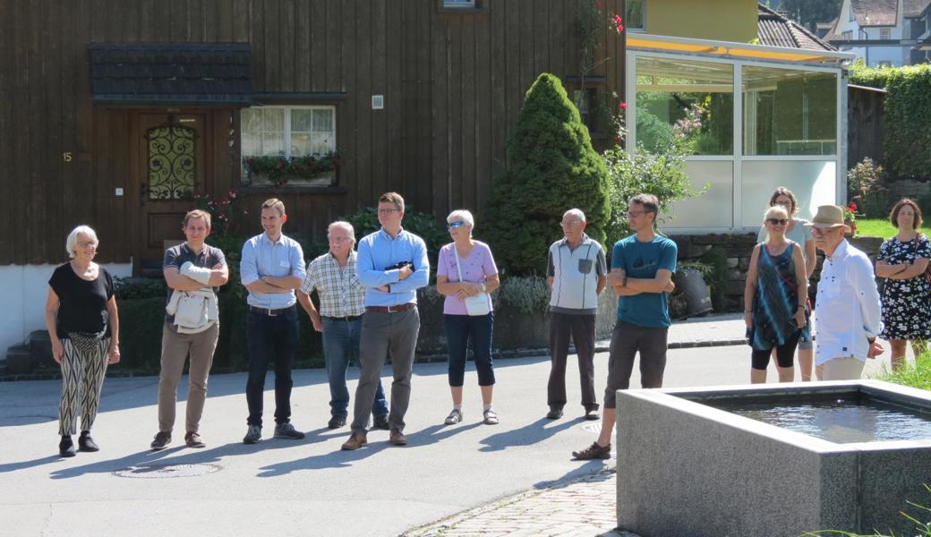 Gruppe auf dem Rundgang beim Hinterdorfbrunnen.