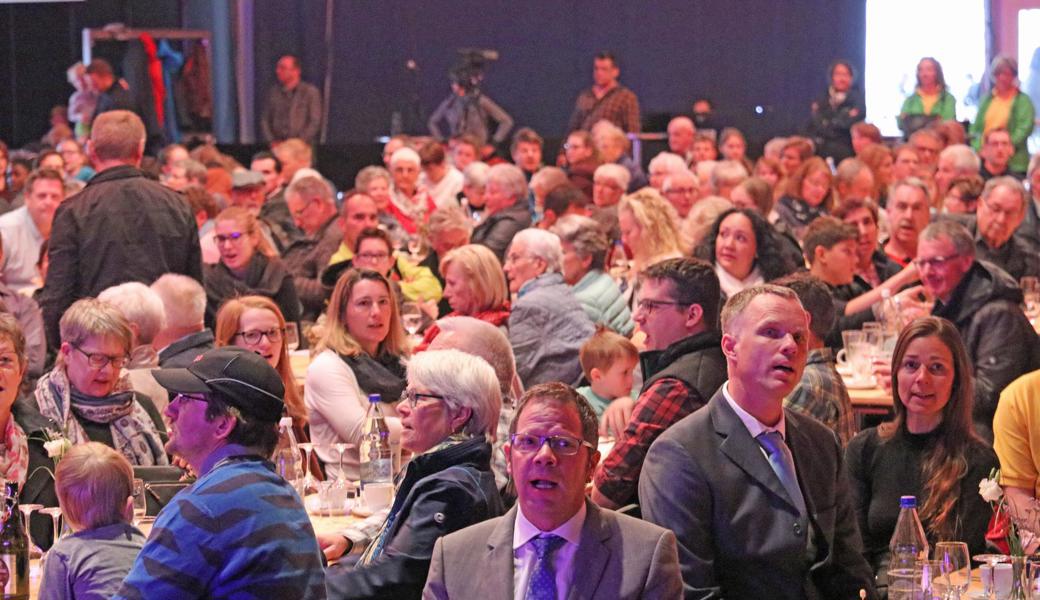 Die Rheintal-Halle 4 hatte am Sonntag nur noch wenige freie Plätze zur Verfügung – Gross war der Andrang zum Gottesdienst.