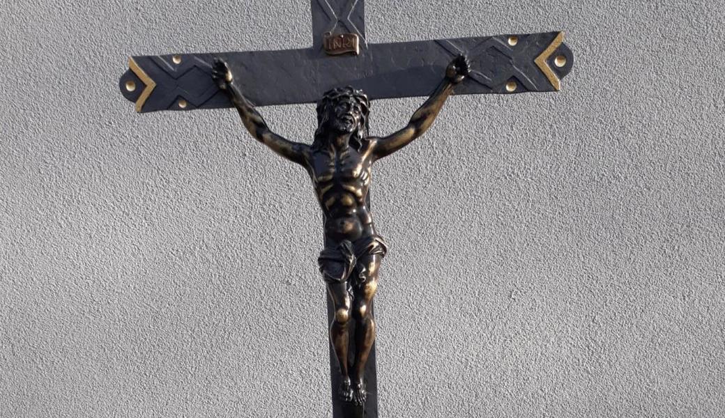 Nach 50 Jahren im Wind und  Wetter wurde das Kreuz wieder hübsch aufgefrischt.